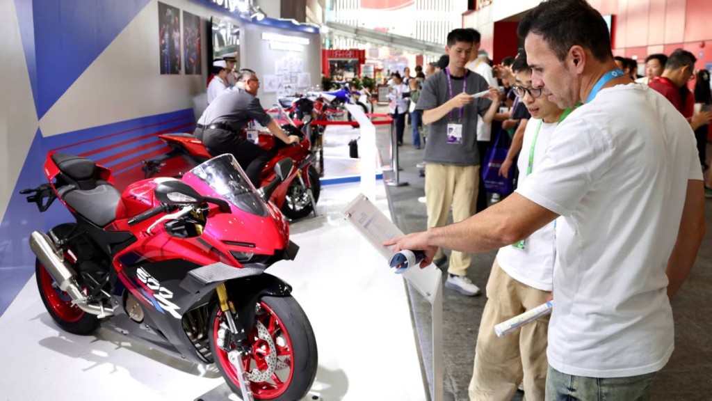 張雪機車首登廣交會成為焦點。新華社