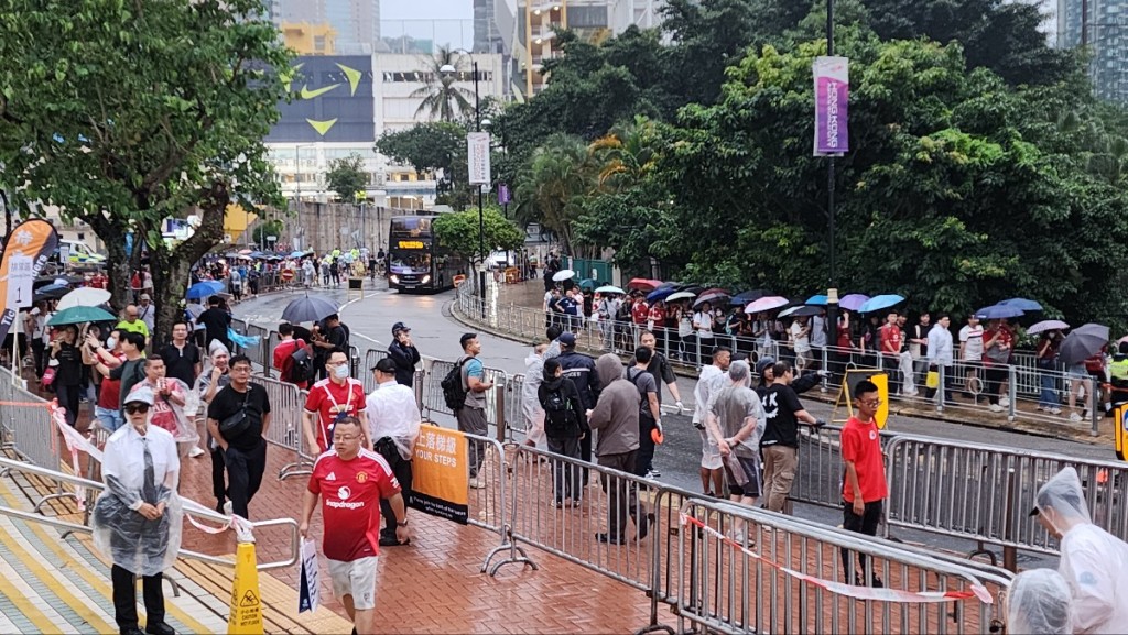 多名球迷冒雨到大球場支持。黃文威攝 多名球迷冒雨到大球場支持。黃文威攝
