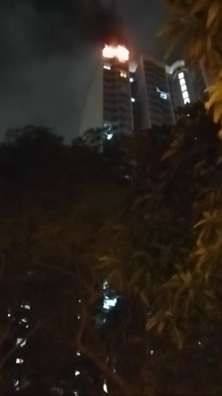 秀茂坪邨秀逸楼高层一单位发生火警，现场火势非常猛烈。网上图片