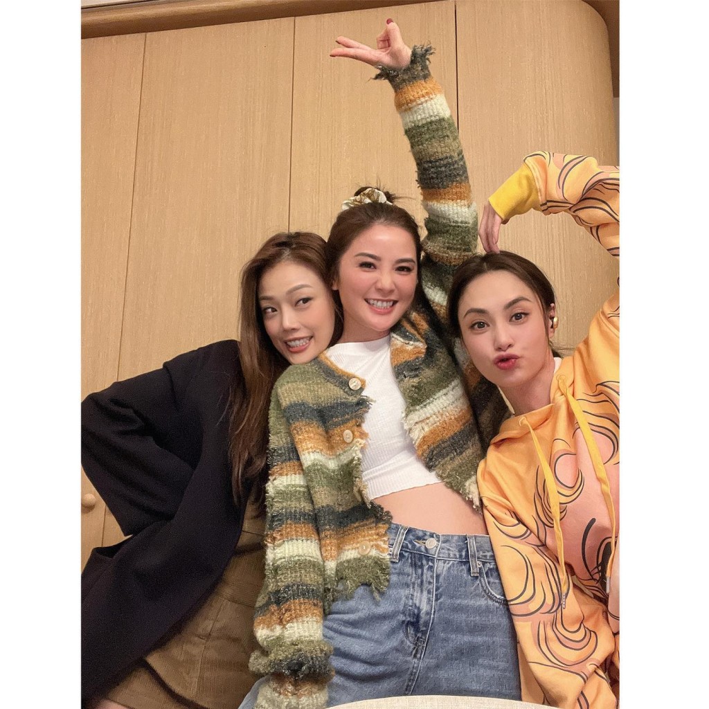 （左起）容祖儿、蔡卓妍、锺欣潼散发少女味，获网民封为「冻龄女神」。