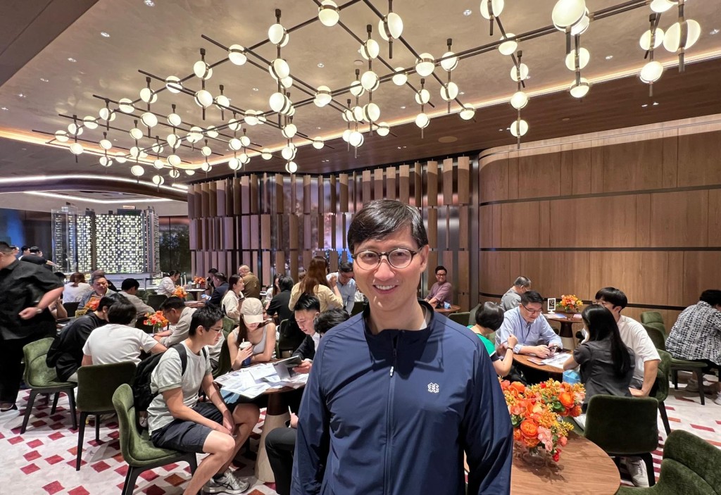 恒基韩家辉续指，展销厅及示范单位参观人潮络绎不绝。