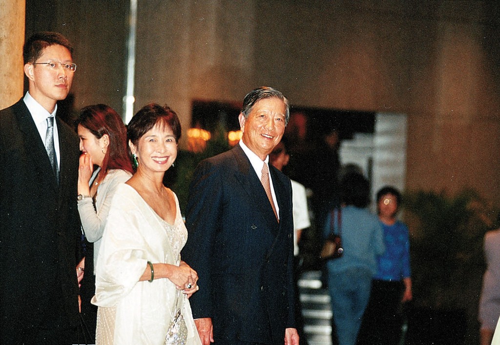 廖本懷（左一）及妻子袁經綿（左二）。資料圖片