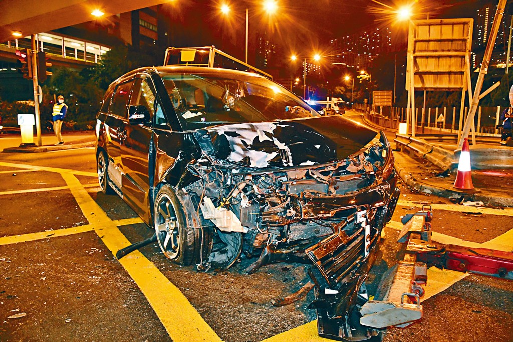 七人車與私家車相撞車頭損毀嚴重。