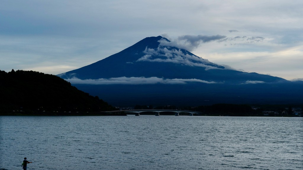 夏季最熱時富士山山頂沒有積雪。 美聯社