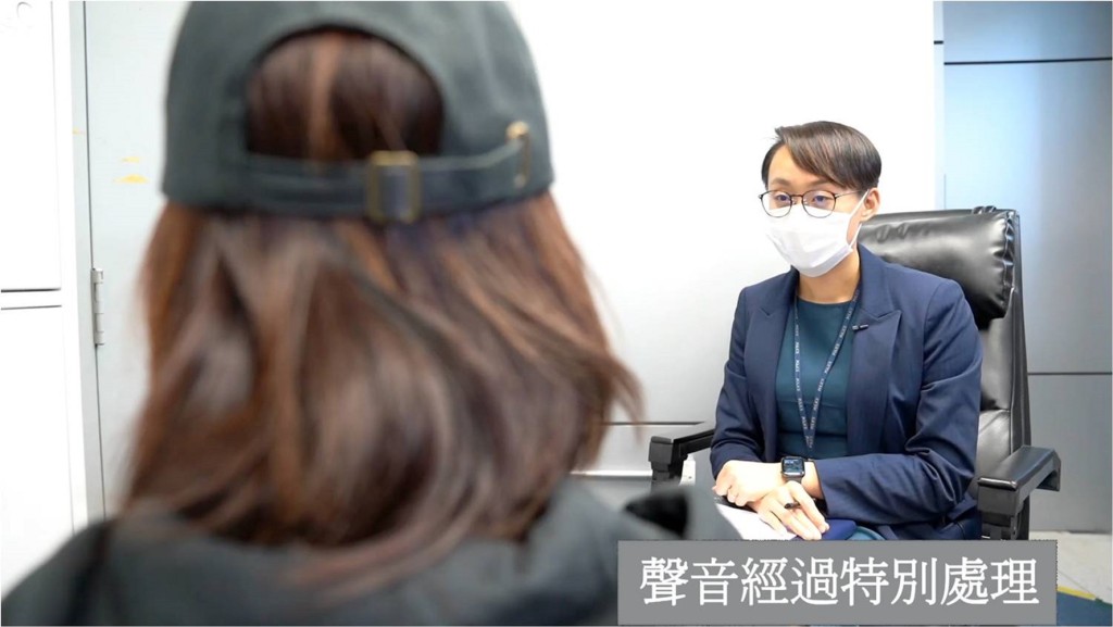 B女（左）表示受騙前已付訂金買樓，被騙財後無奈「撻訂」兼要賠償，損失慘重。 警方提供