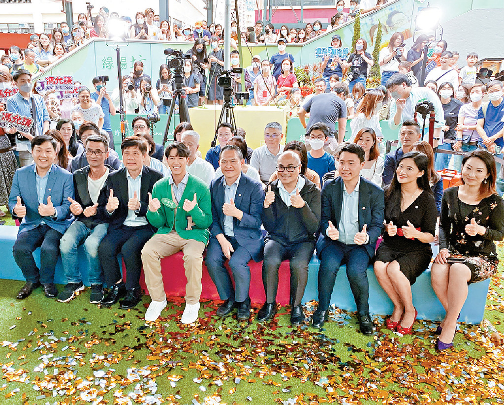 ■港鐵商場綠楊坊早前舉辦開業40周年派對，星級歌手馮允謙（Jay Fung）（左四）及來自荃葵青區的學校團體親臨演出，與市民一起慶祝。