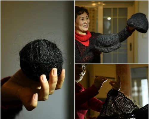 婦人展示用用自己頭髮編織的繩，兩頂帽子。