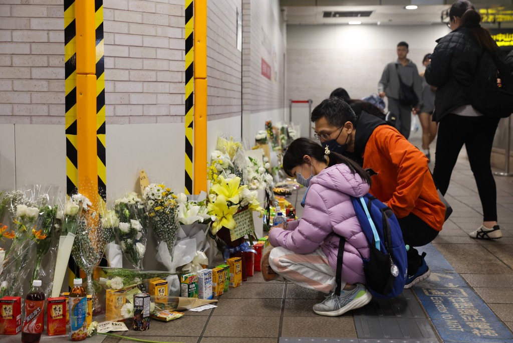 民眾自發到捷運中山站的案發現場獻花悼念。中央社