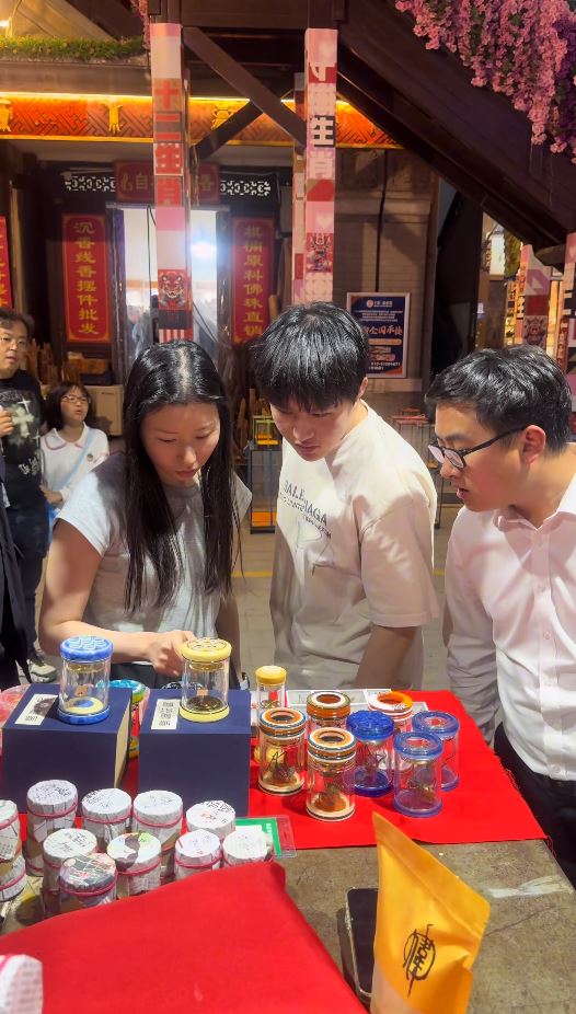 武新偉悉心繁殖蟈蟈及拍短片推廣，吸引不少鳴蟲玩家。抖音