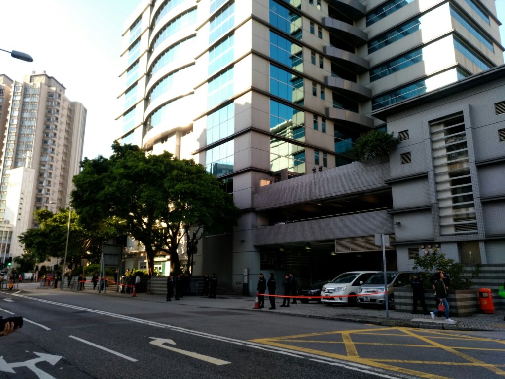 警方在法院外加強戒備。