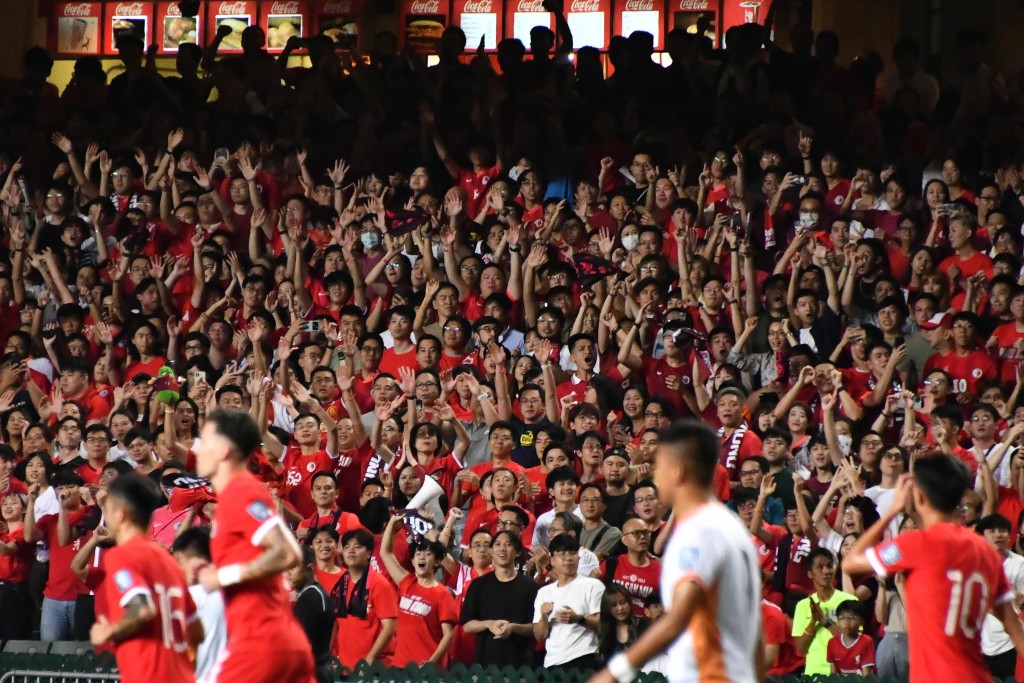 港足．香港球迷狂熱打氣。
