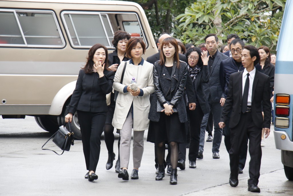 曹众与方逸华相熟，方逸华离世时，她也带女儿现身致意。