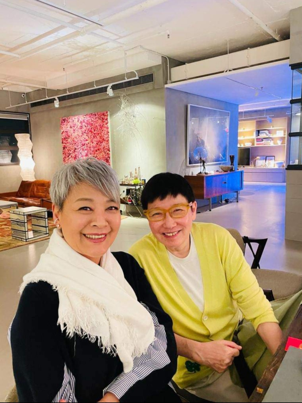 燕玲姐见证过伴侣苏施黄是如何照顾患有脑退化症的妈妈：一家人将妈妈视为小孩般照顾，经常回去陪伴她吃饭、聊天。