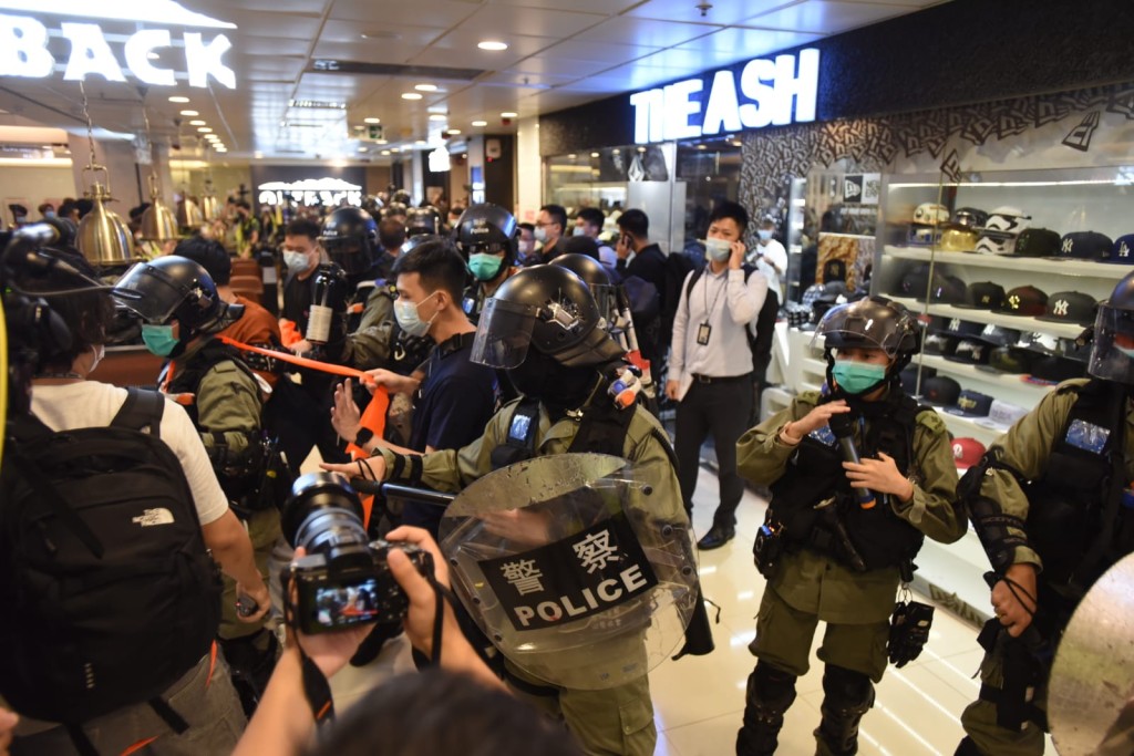防暴警察進入商場拉起封鎖線。