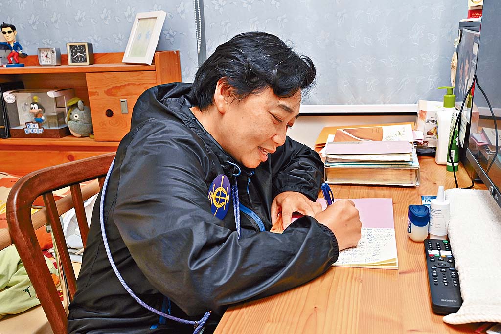 日希堅持每日練字及運動訓練肌肉,希望減慢退化速度。 日希堅持每日練字及運動訓練肌肉,希望減慢退化速度。