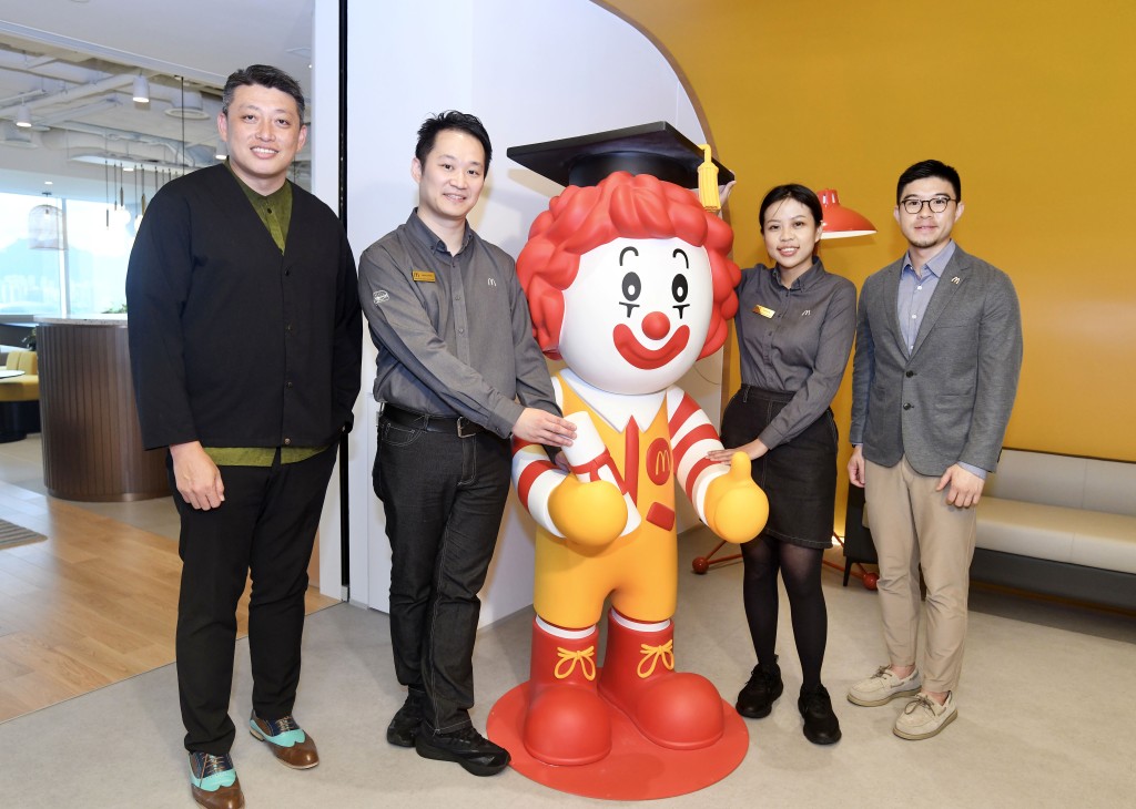 左起:學友社執行總監梁國成、金鐘海富中心餐廳總經理Jacky、中環ifc mall分店總經理Kelly,香港麥當勞首席人力資源官甘希宏。