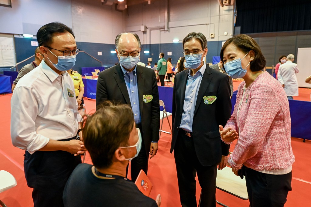 聶德權及陳帆到訪九龍灣車廠，參觀疫苗外展接種服務的運作情況。港鐵圖片