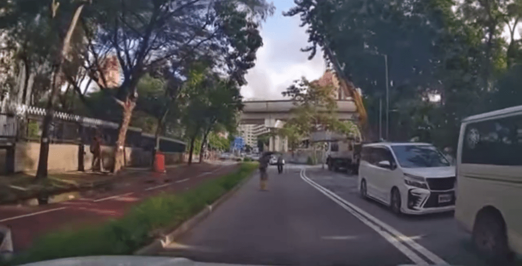 當時吊臂車正吊運鋼筋混凝土。FB:車CamL(香港群組) 當時吊臂車正吊運鋼筋混凝土。FB:車CamL(香港群組)