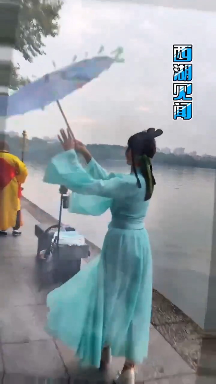 网民形容场面是“群魔乱舞”。 网民形容场面是“群魔乱舞”。