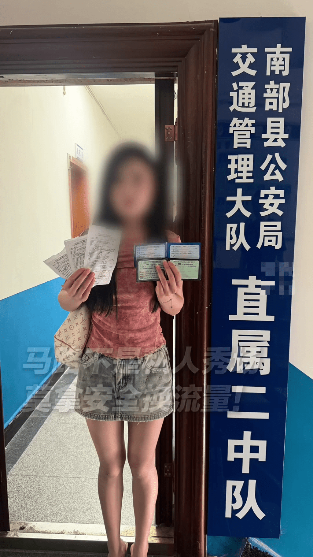 女網紅成交警宣傳教材。 女網紅成交警宣傳教材。