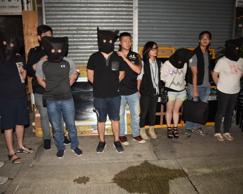 行動共拘捕3男2女。