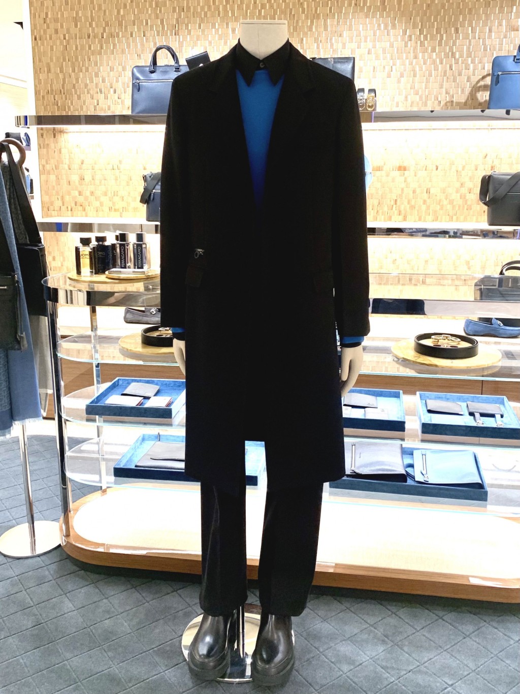 姜濤身穿的長身大衣/$27,500。