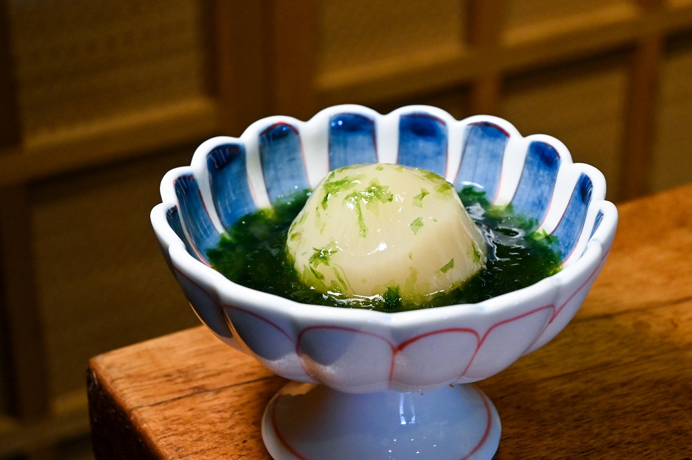 柔煮蕪菁配蟹肉汁 $98，來自京都的蕪菁低溫慢煮，淋上日式海苔汁，凸顯蕪菁清甜味道。