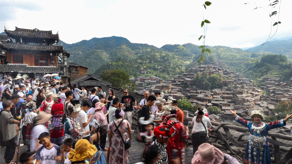 內地中秋國廈長假平均每日1億人出遊。中新社