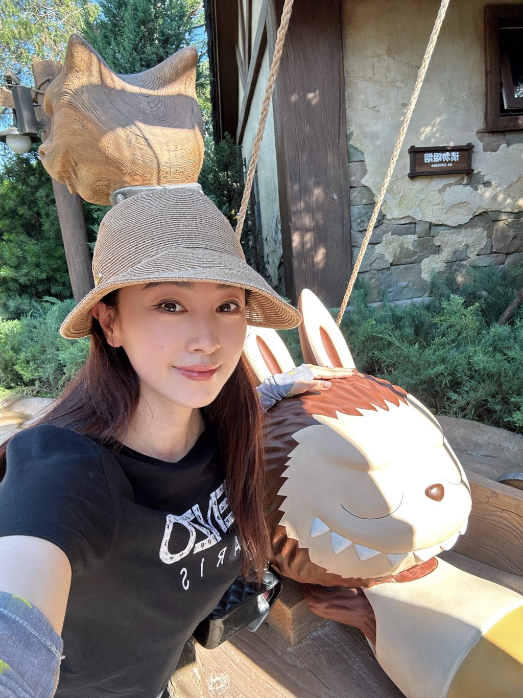 賈曉晨在樂園內與可愛的卡通裝置合照,少女心滿滿。 賈曉晨在樂園內與可愛的卡通裝置合照,少女心滿滿。