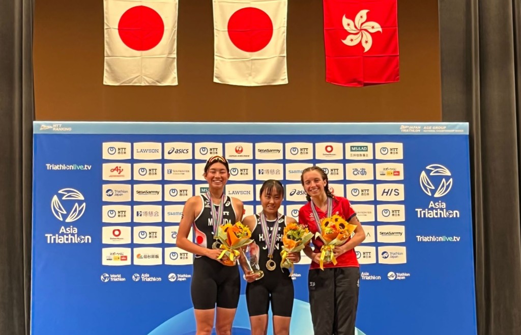 Pauline Courret(右)奪得女子青年組銅牌。 香港三項鐵人總會圖片