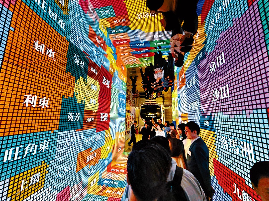 270度沉浸式空間「未來光影列車」重現經典特色。