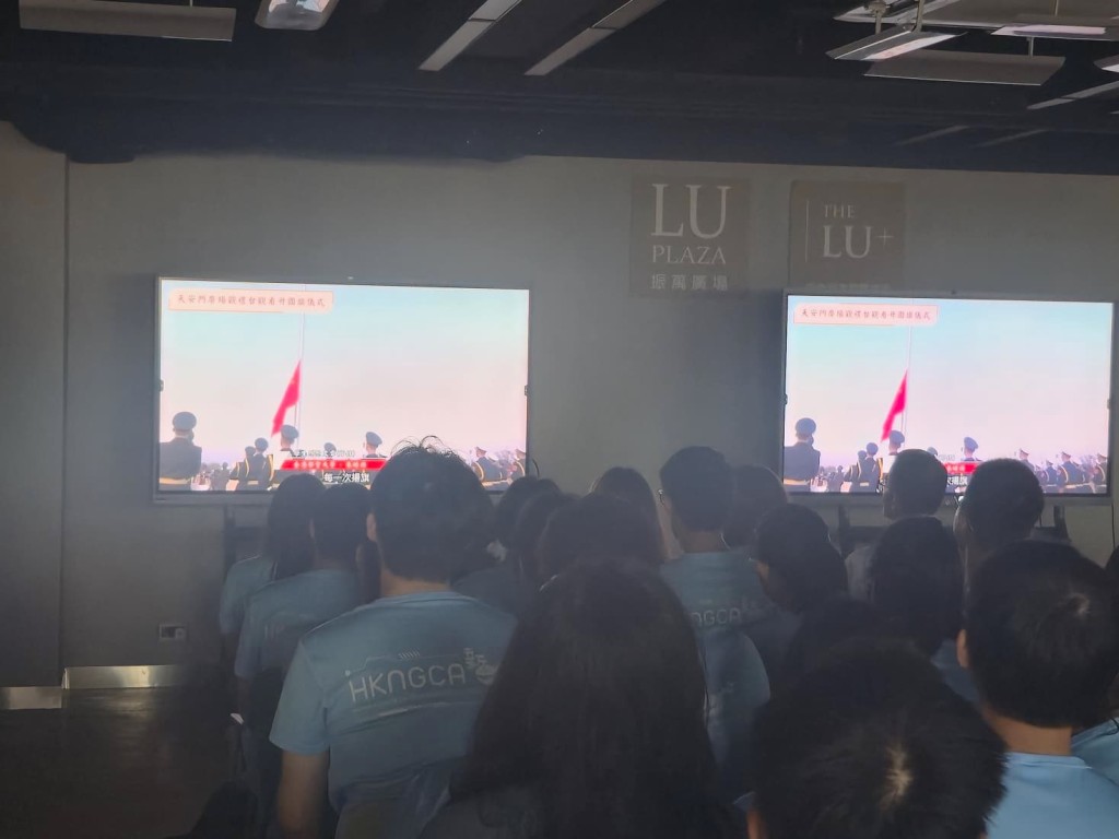 访京团一连五日四夜,他们在6月1日清晨于天安门广场观看升旗仪式。 访京团一连五日四夜,他们在6月1日清晨于天安门广场观看升旗仪式。