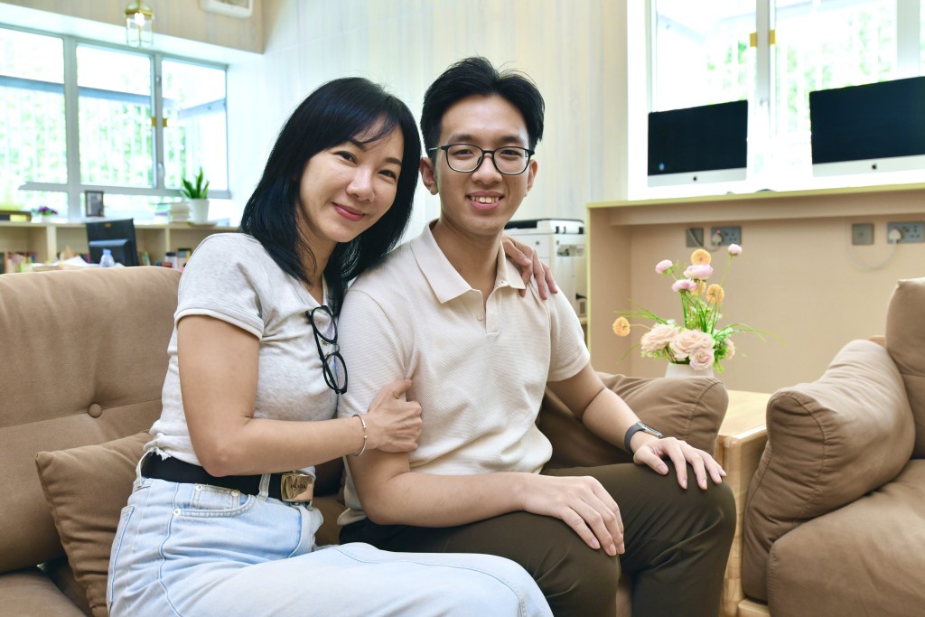 患有自閉症的曾賀笙,小時難以與別人溝通,幸得母親貼心陪伴,終考獲中學文憑試(DSE)6科27分成績,入讀香港中文大學理學課程。圖為曾賀笙與母親Sue的合照。盧江球攝 患有自閉症的曾賀笙,小時難以與別人溝通,幸得母親貼心陪伴,終考獲中學文憑試(DSE)6科27分成績,入讀香港中文大學理學課程。圖為曾賀笙與母親Sue的合照。盧江球攝