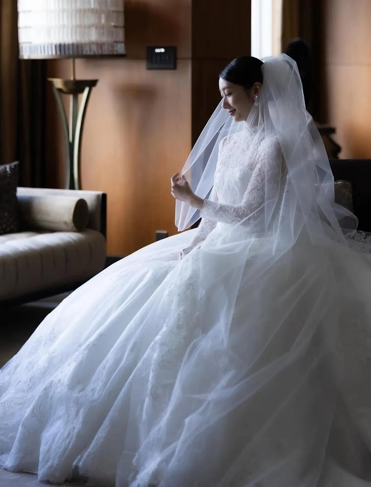 波瑠今日晒出绝美婚纱照，并透露已与本月初登记结婚。