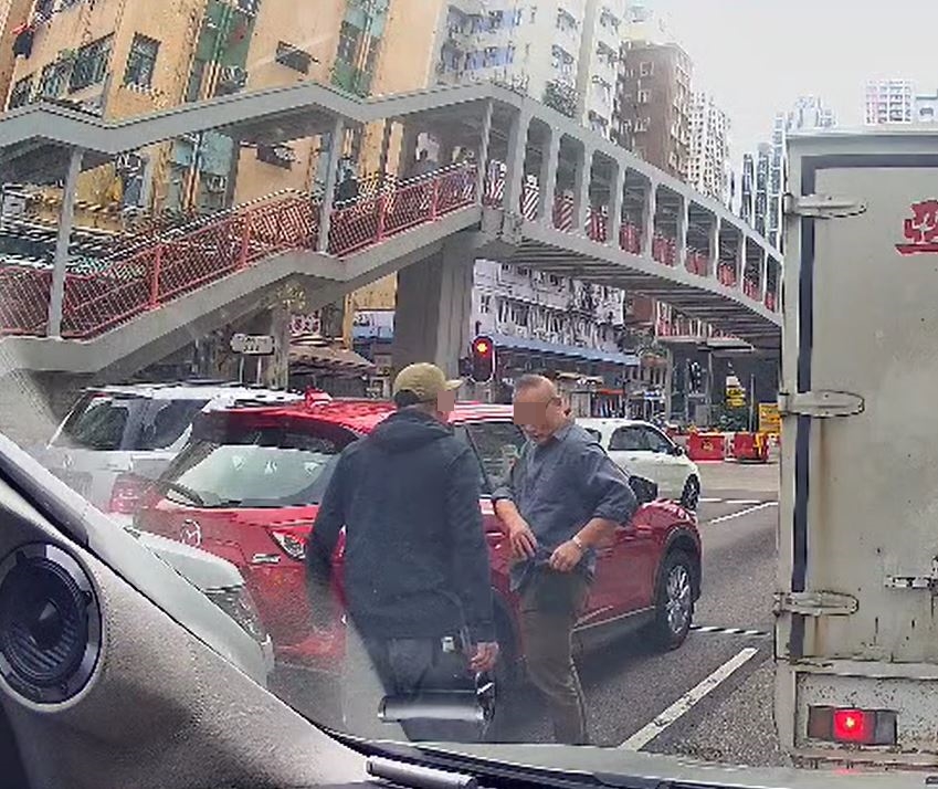 Cap帽男在旁指「鬧完有咩好呀？」，灰衣男則收起手機。fb車cam L（香港群組）影片截圖