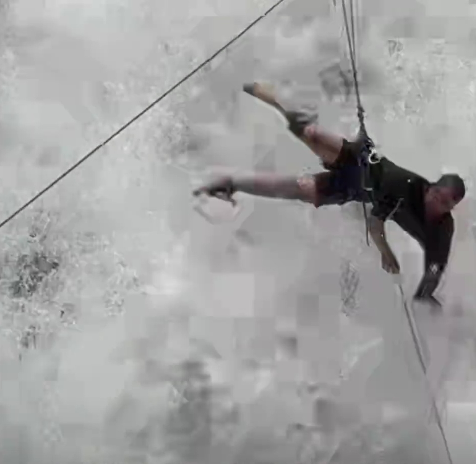 河南男玩瀑降遭急流打飞困半空，溺水逾2分钟不停打转全身伤。