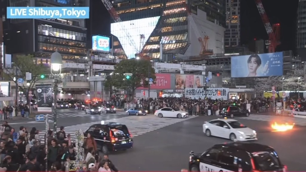 涩谷十字路口有人泼液点火。  LIVE Camera