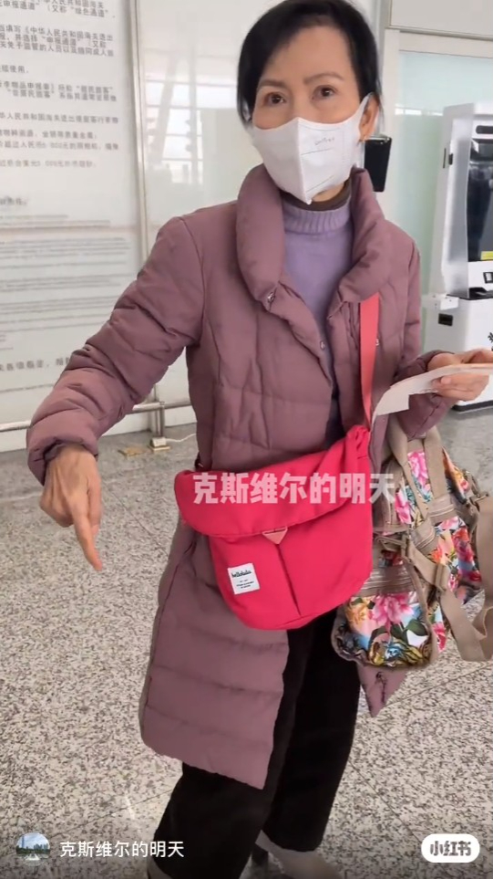 另有一段影片见到她准备离开南京。