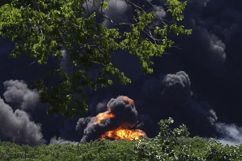 美國伊利諾伊州化工廠發生大火，現場發生爆炸。AP圖片