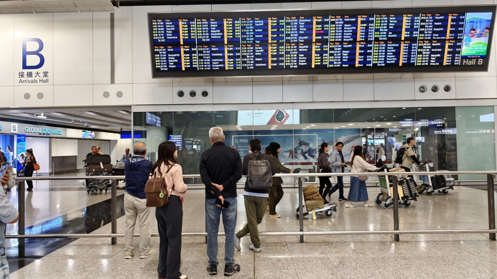 机场聚集多名接机的市民。