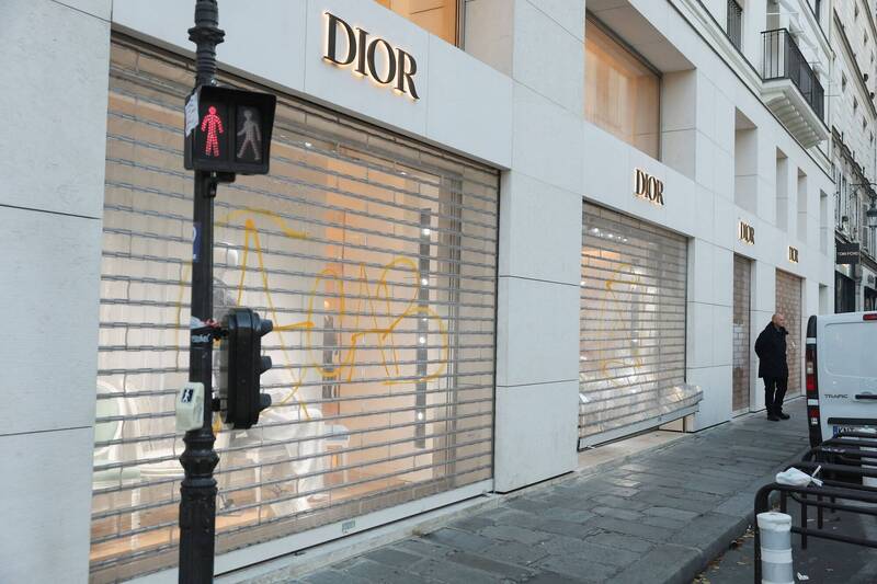 Dior與其他精品店慘遭蒙面人惡意搶掠。路透社