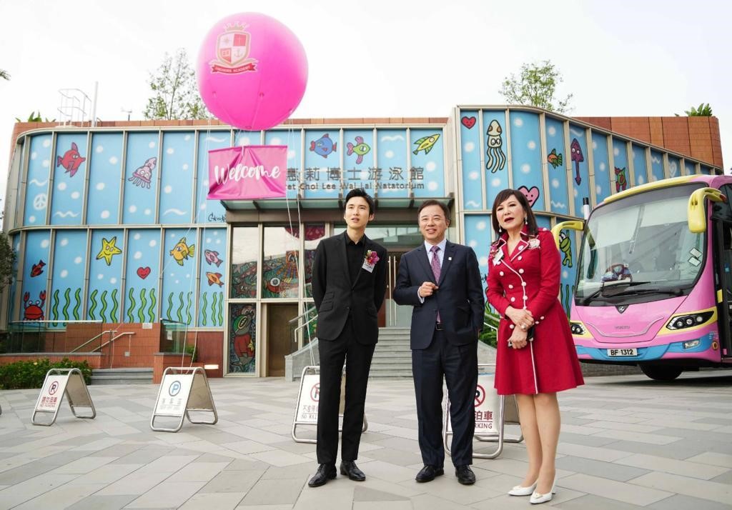 安基司學校附屬國際幼稚園暨幼兒園,今舉行啟用典禮暨首屆開學典禮,多名教育界人士獲邀出席。左起:校董蔡加讚、香港大學校長張翔、校監蔡李惠利。