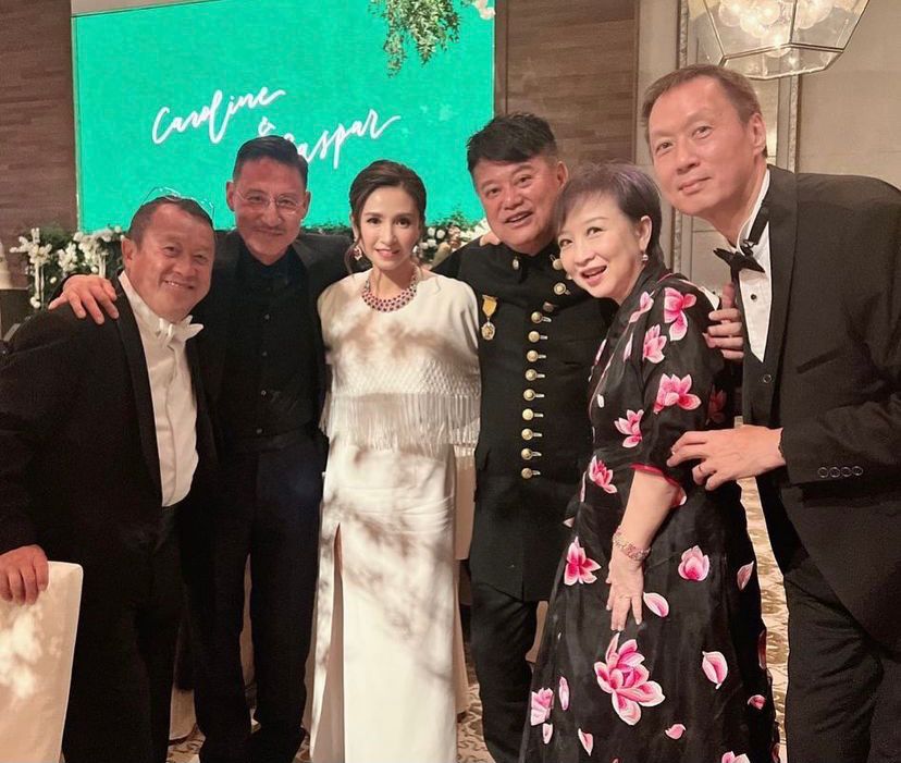 張學友(左二)、曾志偉(左)及陳百祥(右三)等,當日也有出席吳婉芳 (白衫)大仔婚宴。