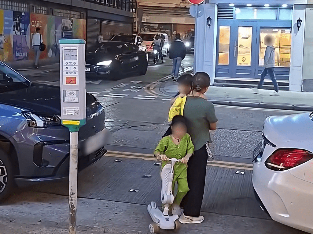 帶着兩幼童的外籍女途人經過，見狀立刻遠離。FB：車Cam L（香港群組）