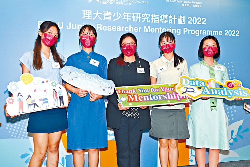 理大連續第二年舉辦「青少年研究指導計畫」，帶領高中生參與不同領域研究，其中林曉祺（左一）更於國際研究會議上，分享成果。