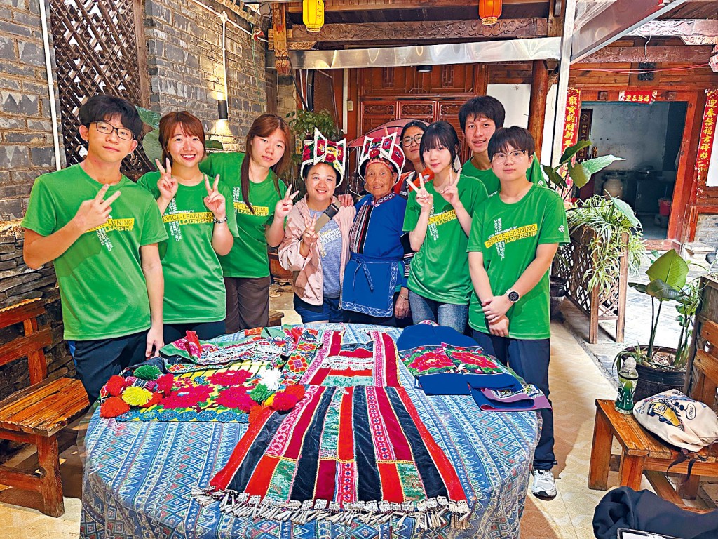 師生採訪雲南少數民族非遺傳承人李鳳英女士,並利用3DGS技術,為當地歷史建築物保育出一分力。 師生採訪雲南少數民族非遺傳承人李鳳英女士,並利用3DGS技術,為當地歷史建築物保育出一分力。
