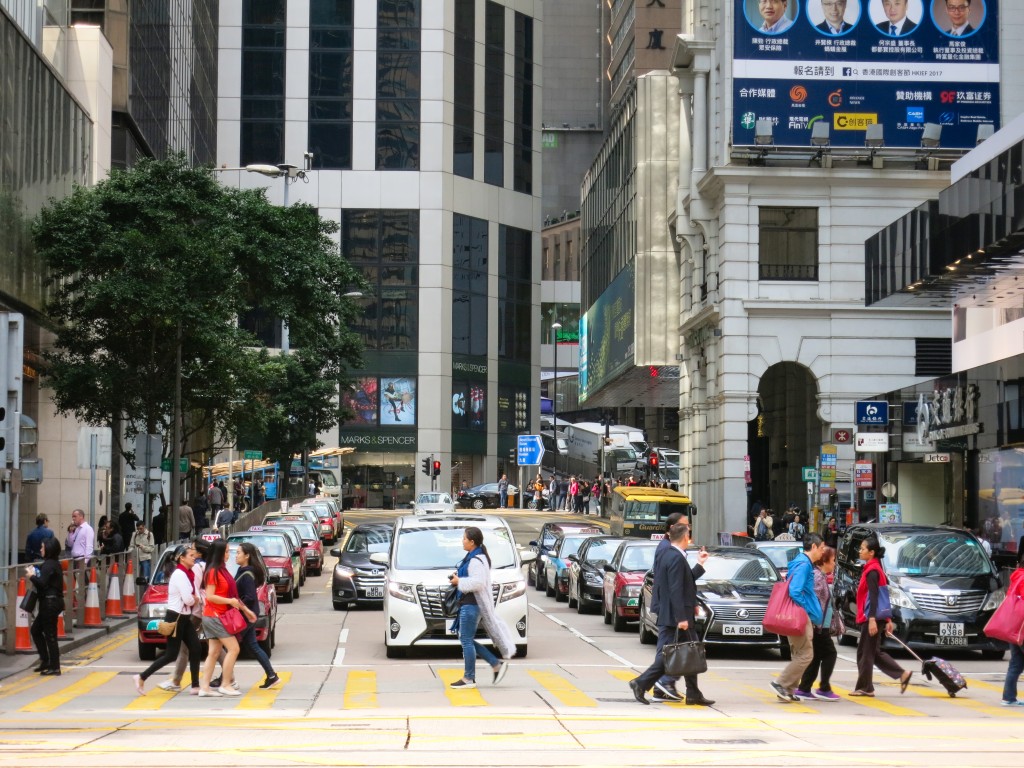彭博报道,在低税率优势、IPO市场复苏及就业前景向好等利好因素吸引下,数以千计的金融及白领专才重投香江怀抱。 彭博报道,在低税率优势、IPO市场复苏及就业前景向好等利好因素吸引下,数以千计的金融及白领专才重投香江怀抱。