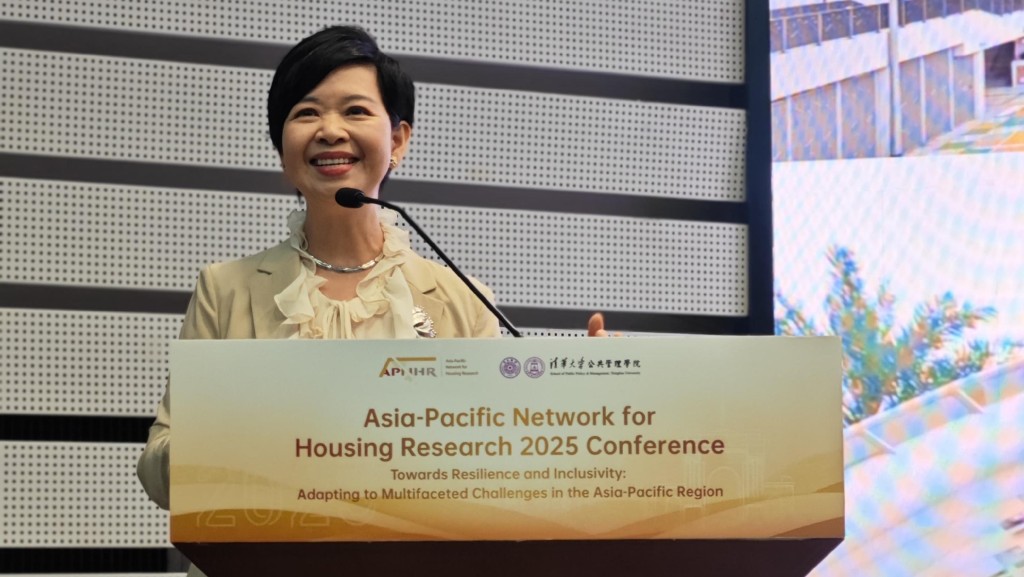 何永賢今日(26日)出席在清華大學舉行的亞太住房研究網絡2025年大會。政府新聞處圖片