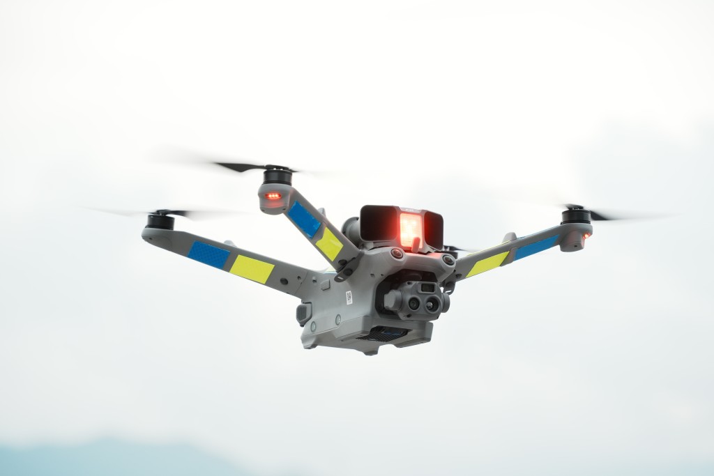 貼有識別用反光貼「拉花」標誌的無人機將在全運會舉行期間協助高空巡邏、支援及訊息發放等重要工作。 資料圖片