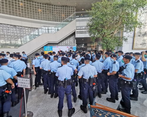 大批警員去年到壹傳媒大樓進行大搜查及檢走多箱證物。資料圖片